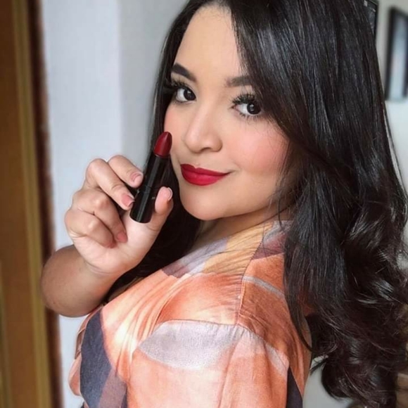 Mary Kay Mattissimo Lipstick in Red Amore. - Picture 4 of 4